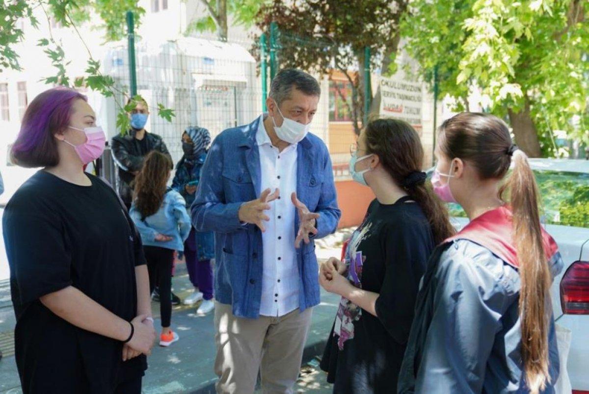 Ziya Selçuk, LGS çıkışında öğrencilerle buluştu