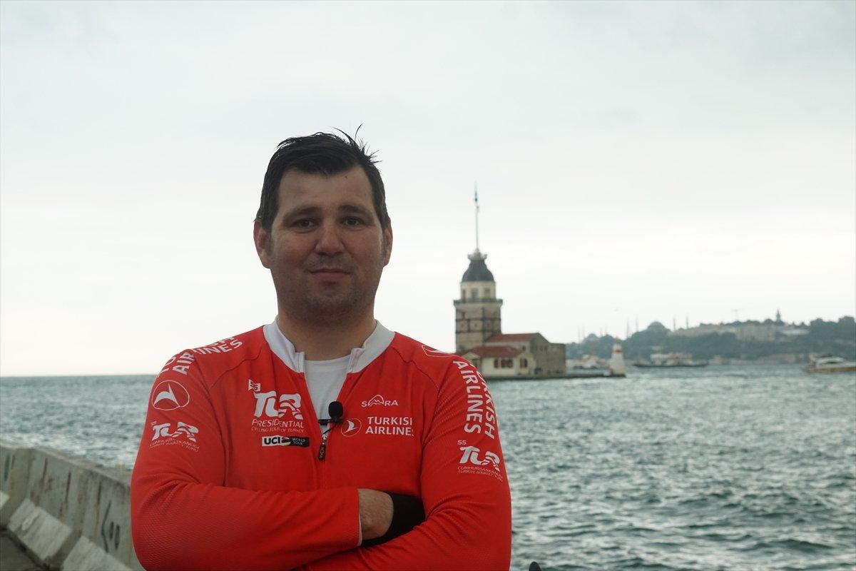 İstanbul'daki futbol hakemi, kentin yollarını bisiklet ile arşınlıyor