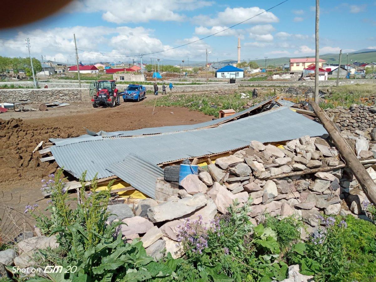 Ardahan'da çıkan hortum çatıları uçurdu