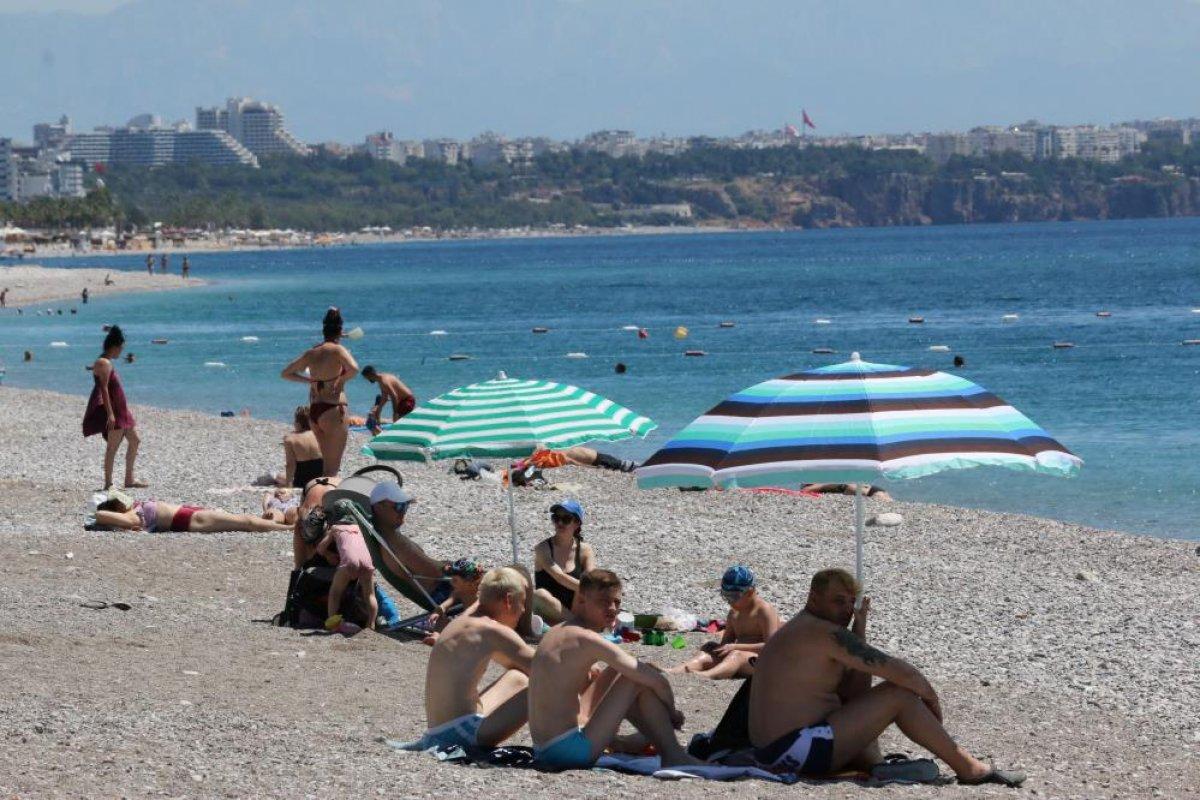 Antalya sahilleri kısıtlama günü turistlere kaldı