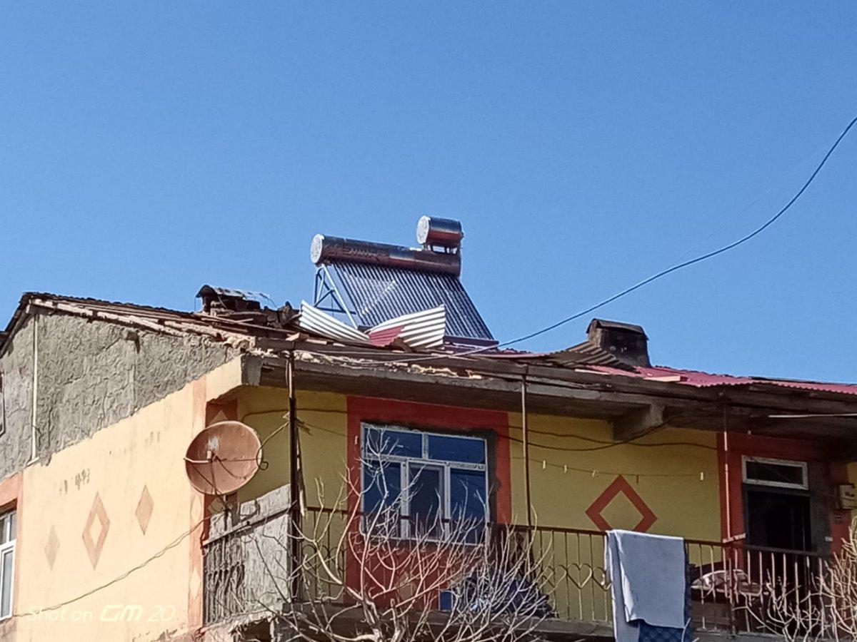 Ardahan'da çıkan hortum çatıları uçurdu