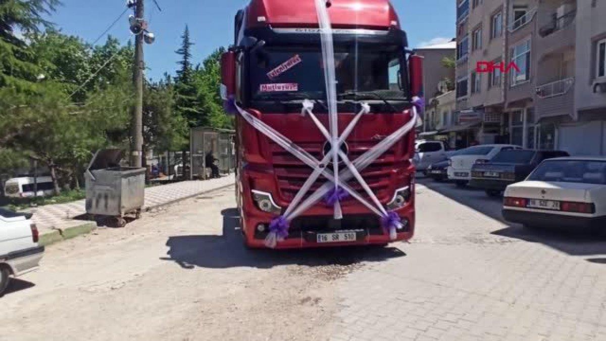 Bursa'da tır gelin aracı oldu: Tırla gelmezsen bu düğün olmaz
