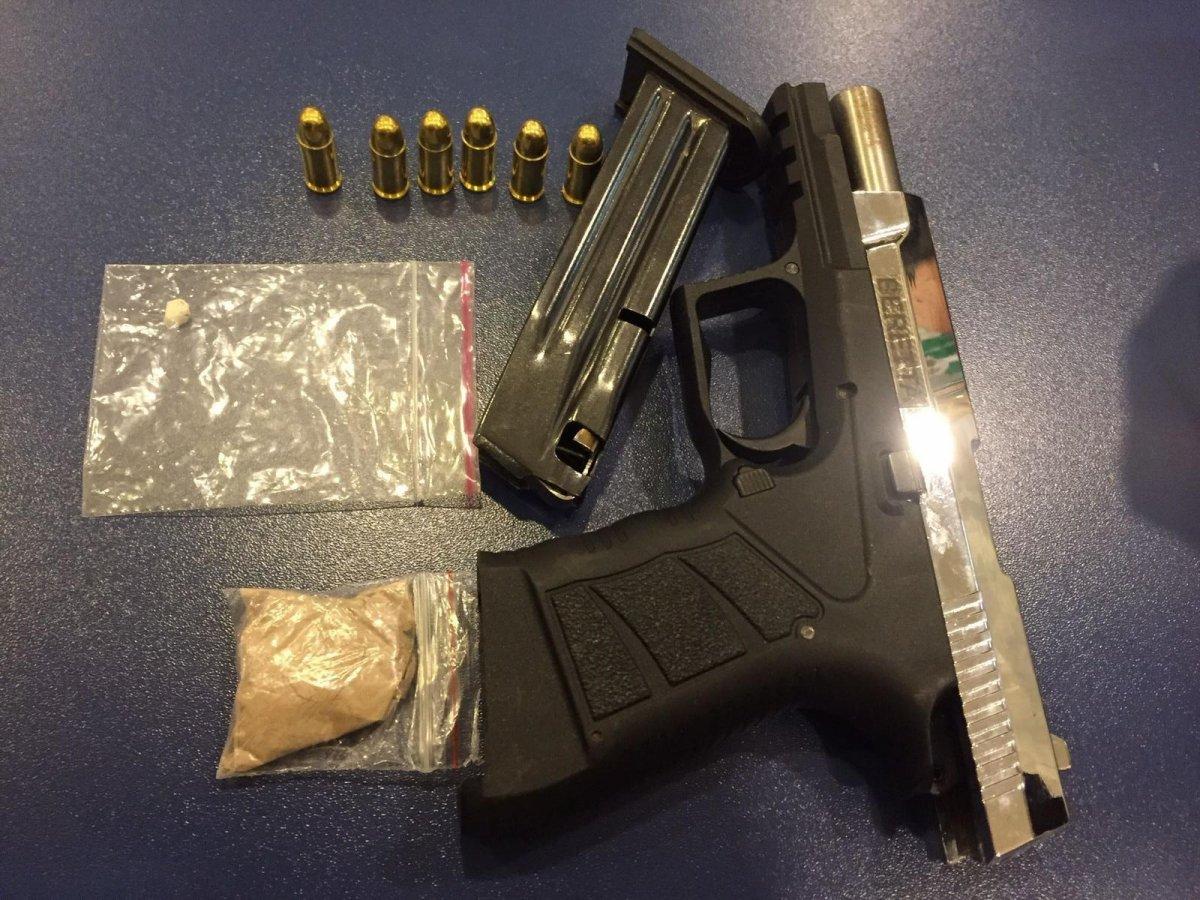 Fatih’te dur ihtarına uymayan sürücü, polis aracına çarpınca yakalandı