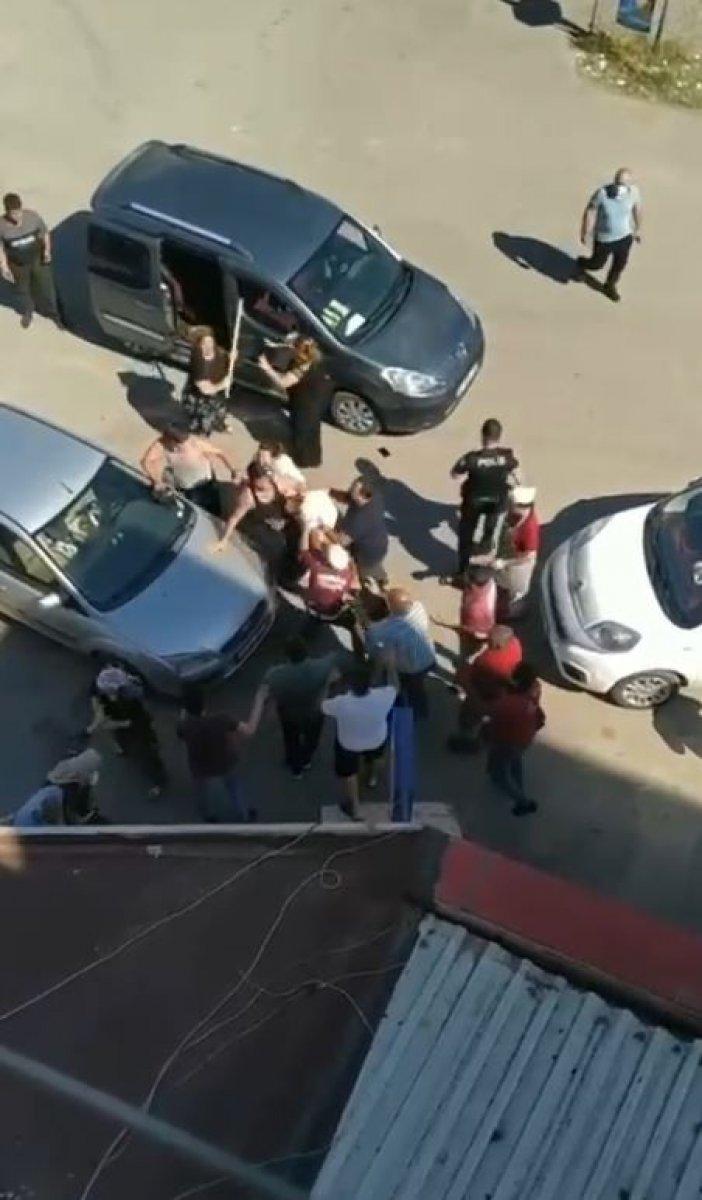 Antalya'da çocuklar tartıştı, aileleri kavga etti