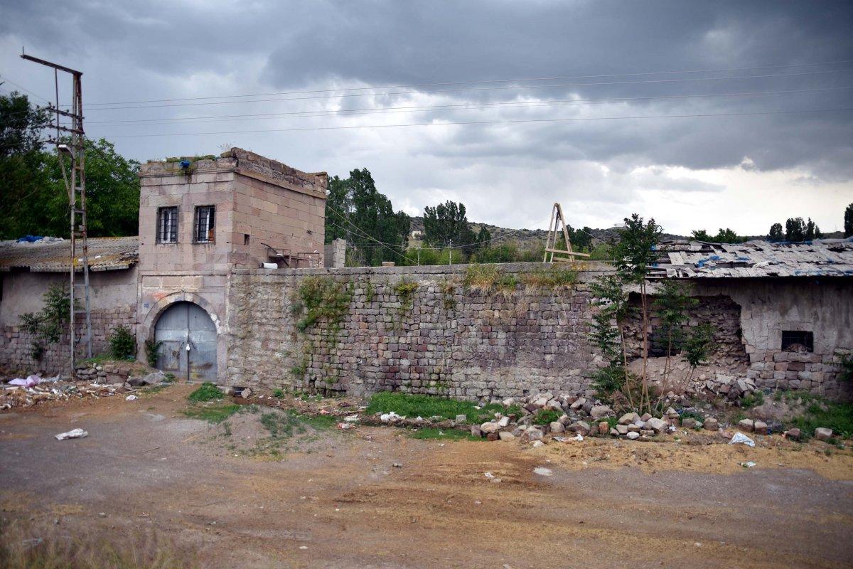 Atatürk’ün harf inkılabı için ziyaret ettiği tarihi han, ahır olarak kullanılıyor