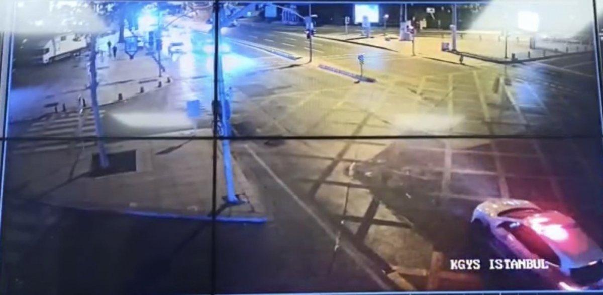 Fatih’te dur ihtarına uymayan sürücü, polis aracına çarpınca yakalandı