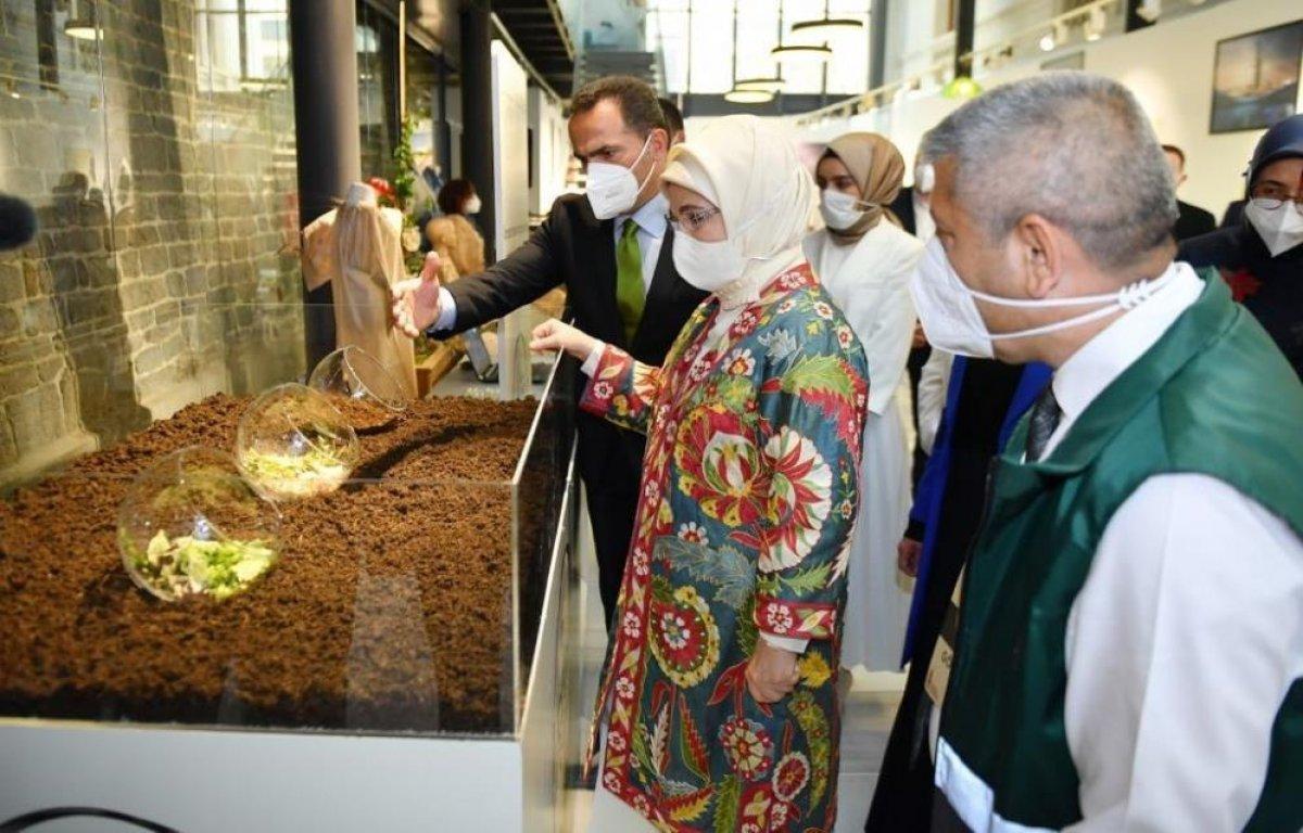 Emine Erdoğan, atıktan dönüştürülen ürünlerin yer aldığı sergiyi açtı