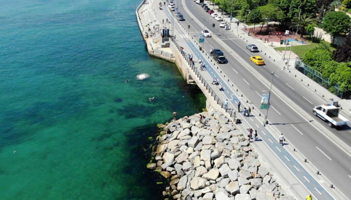 Üsküdar Sahili'nde kısıtlamada denize girdiler