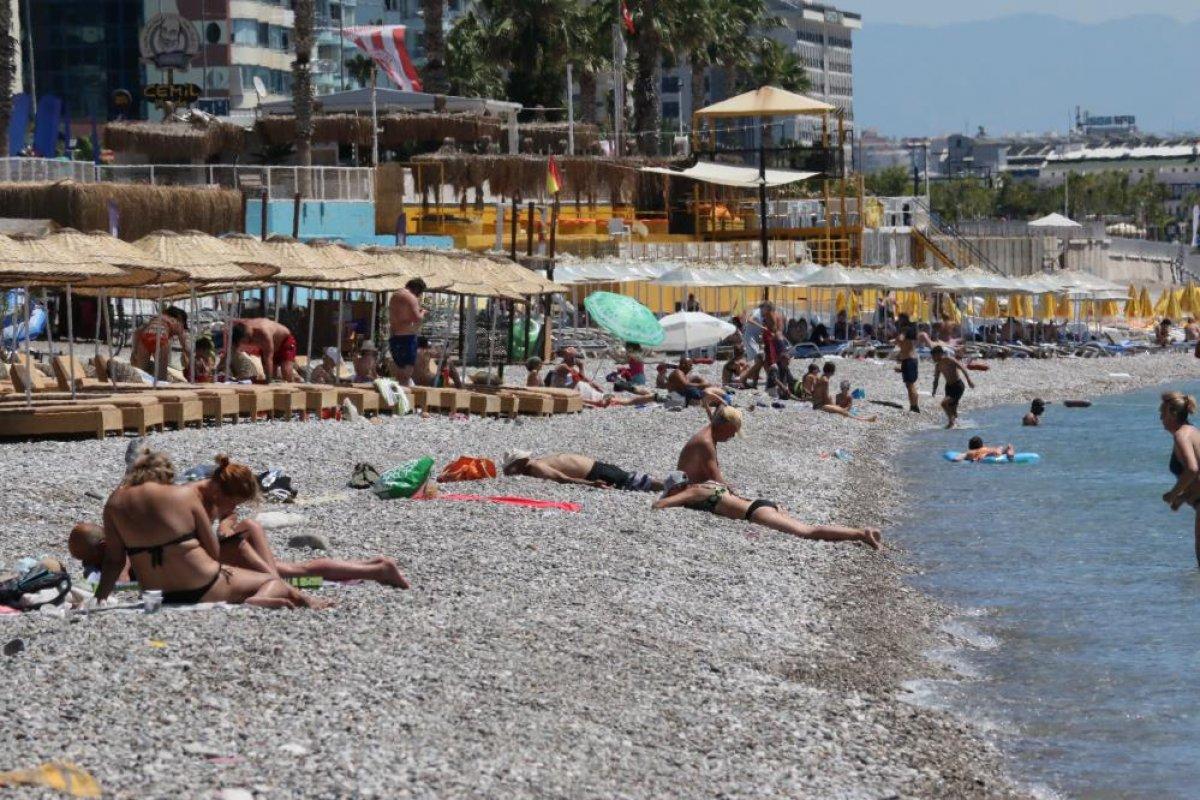 Antalya sahilleri kısıtlama günü turistlere kaldı