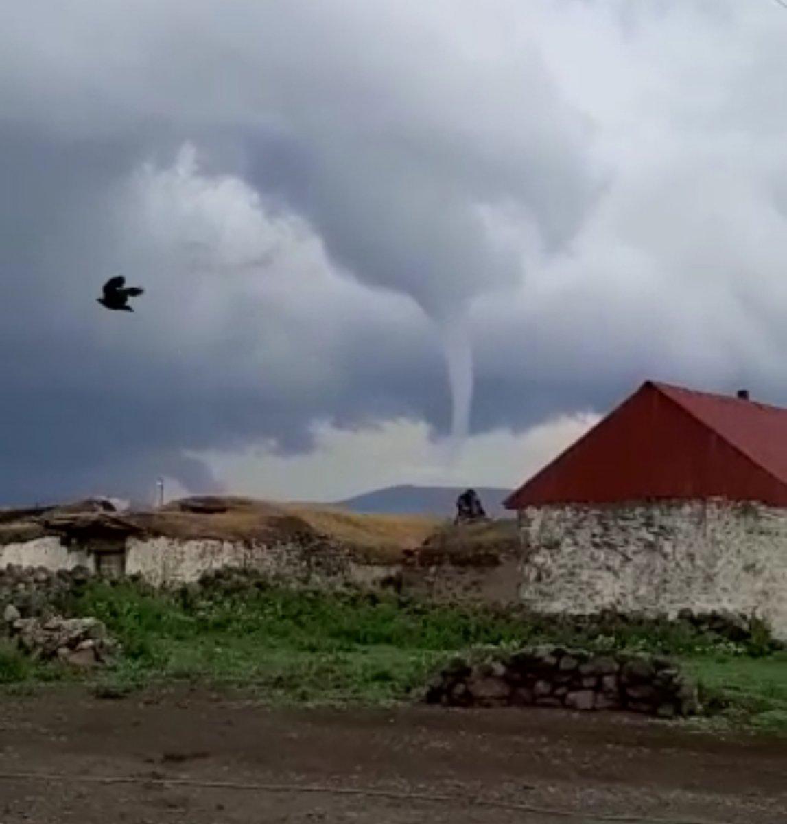 Ardahan'da çıkan hortum çatıları uçurdu