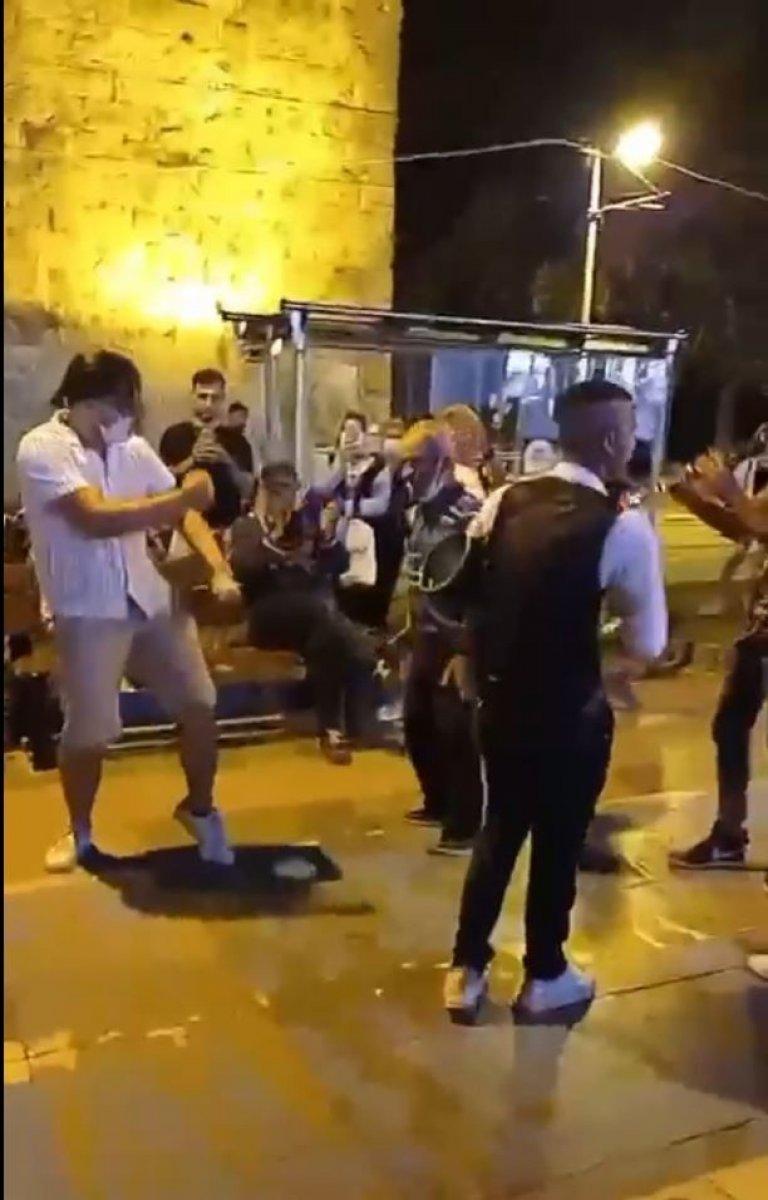 Antalyalılar canlı müzik eşliğinde pandemiyi unuttu