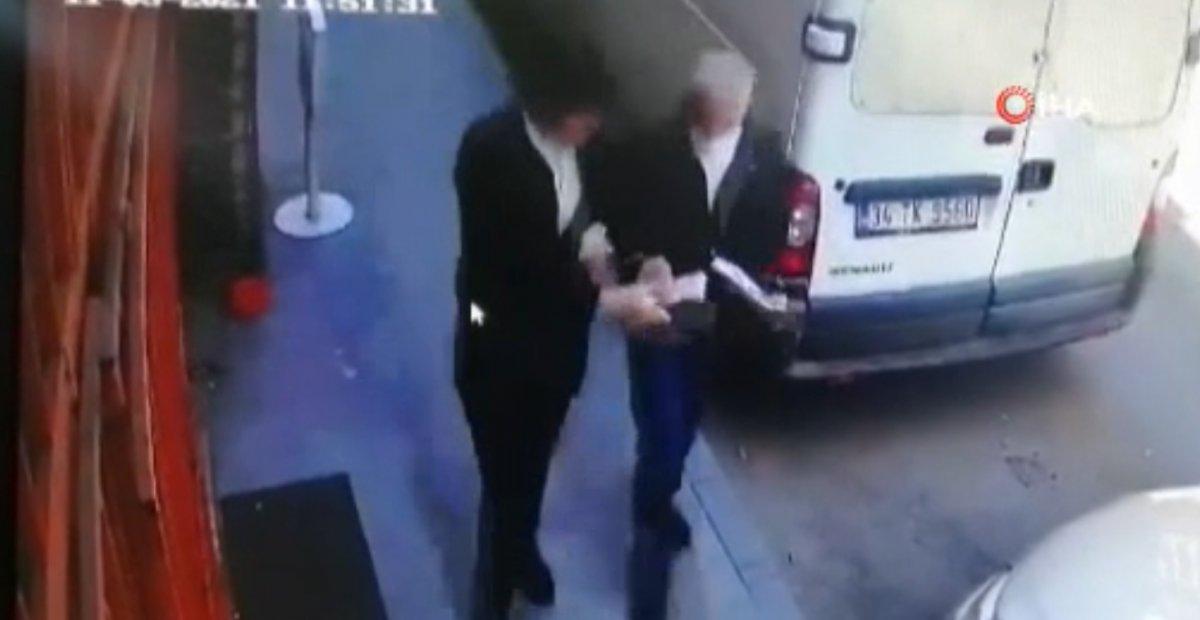 Şişli’de aracın kapılarını kilitlemeyince, parası çalındı