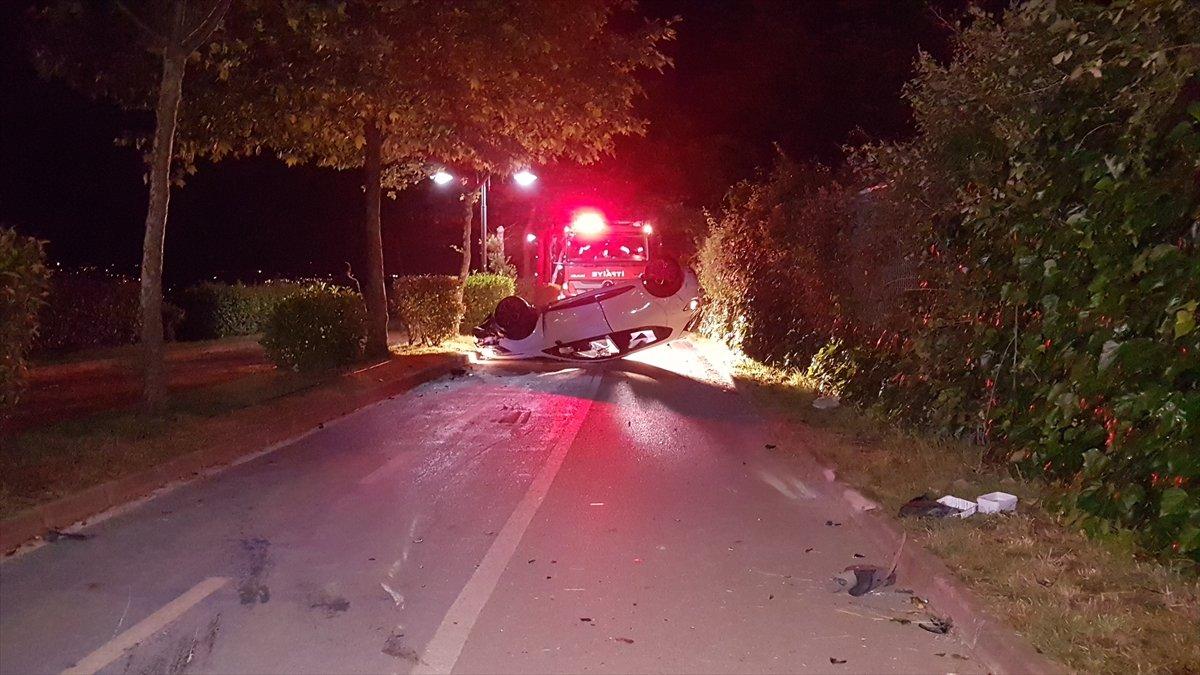 Sakarya’da mantar bariyerlere çarpan araç devrildi