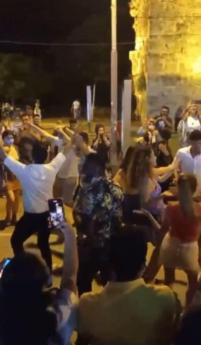 Antalyalılar canlı müzik eşliğinde pandemiyi unuttu