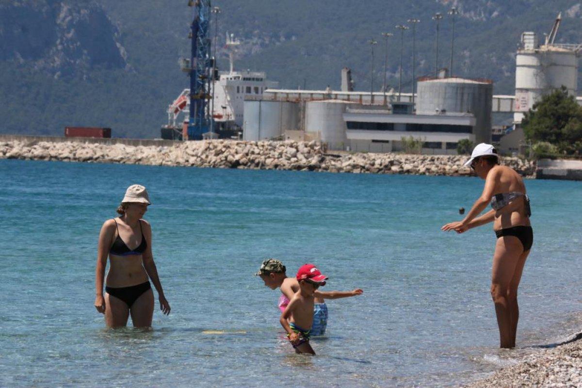 Antalya sahilleri kısıtlama günü turistlere kaldı