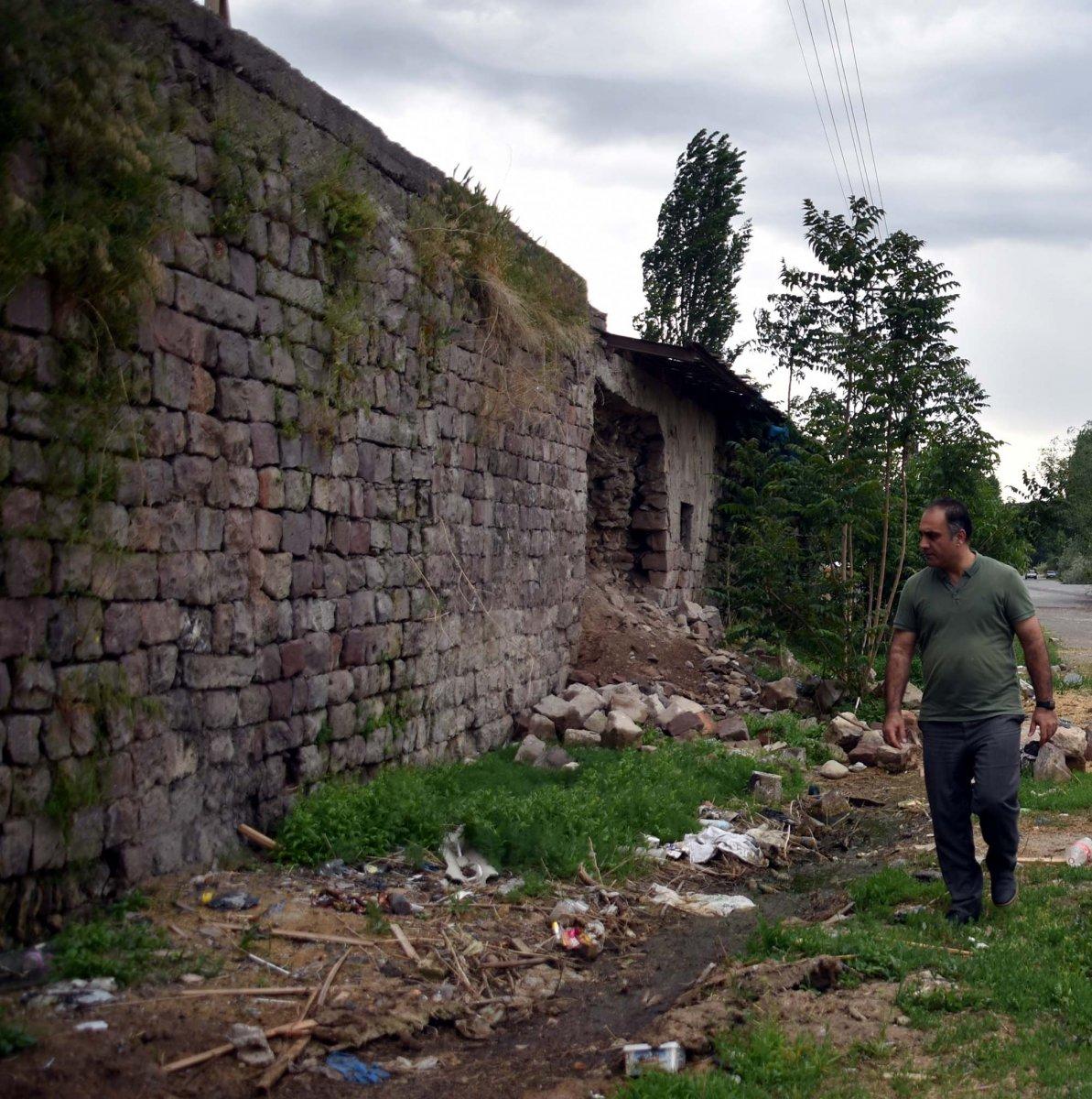 Atatürk’ün harf inkılabı için ziyaret ettiği tarihi han, ahır olarak kullanılıyor