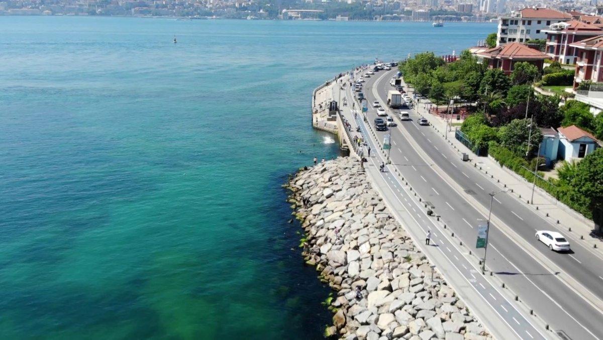 Üsküdar Sahili'nde kısıtlamada denize girdiler