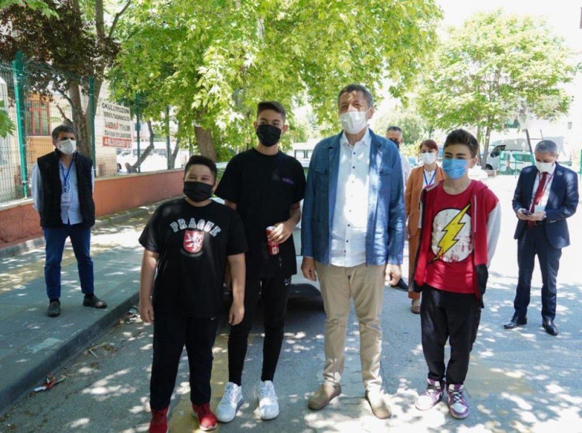 Ziya Selçuk, LGS çıkışında öğrencilerle buluştu