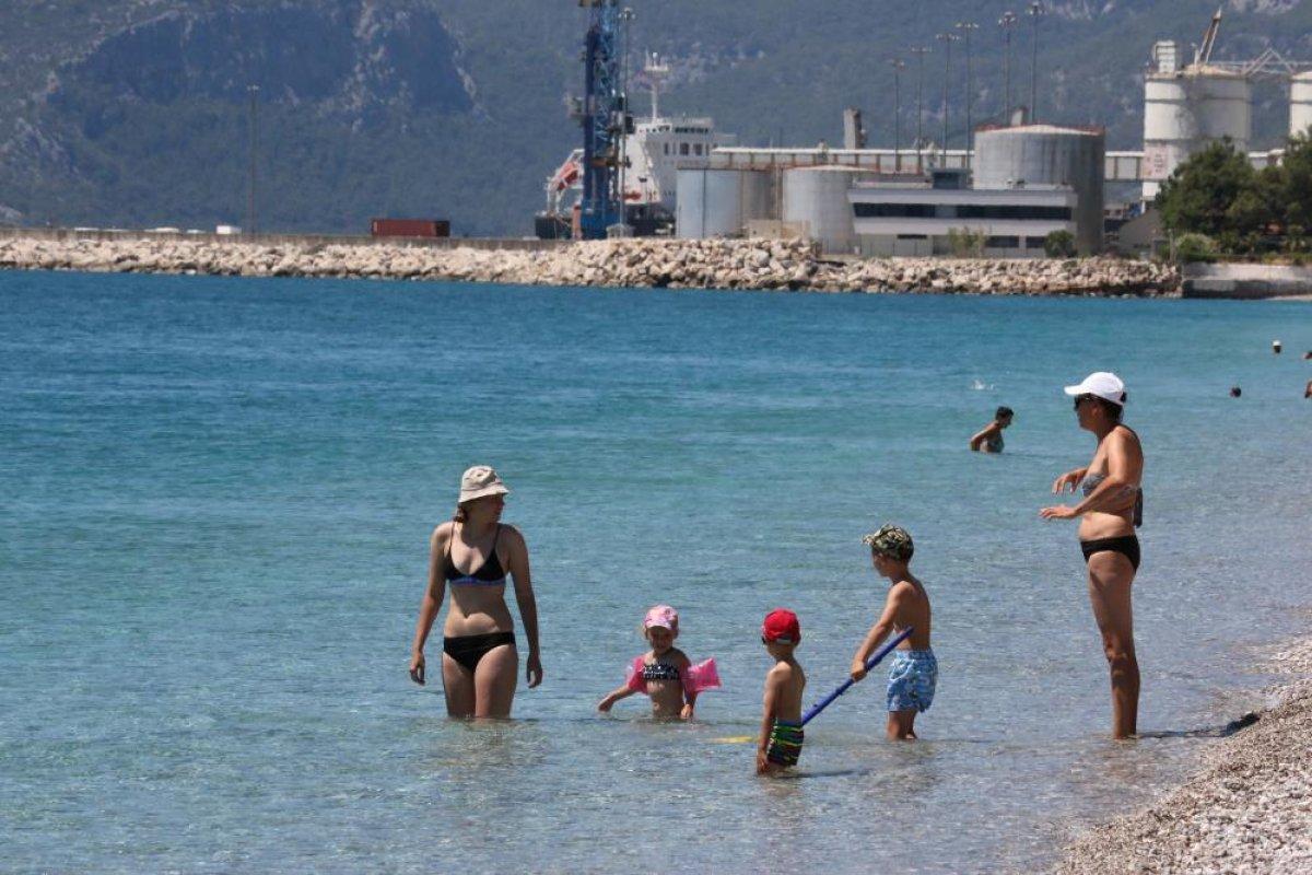 Antalya sahilleri kısıtlama günü turistlere kaldı