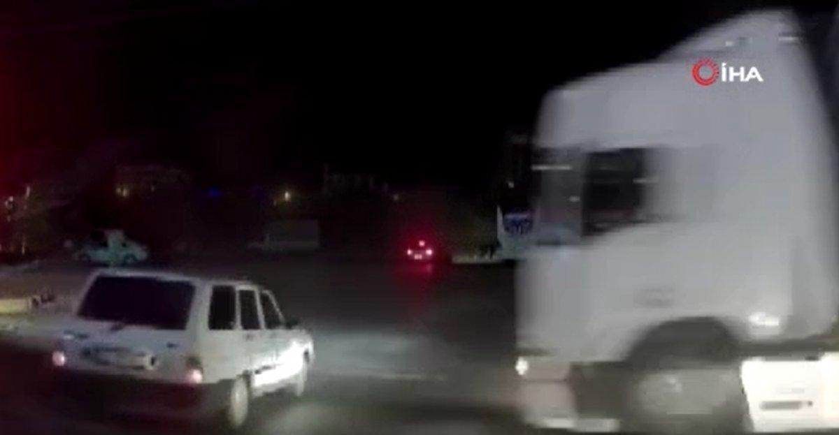 Manisa’da kırmızı ışıkta geçen tır, otomobile çarptı