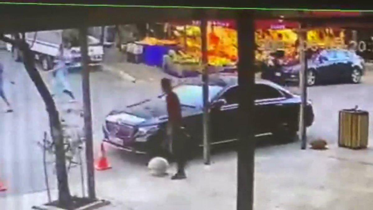 İzmir'de park halindeki aracın lastiklerini bıçakla patlattı