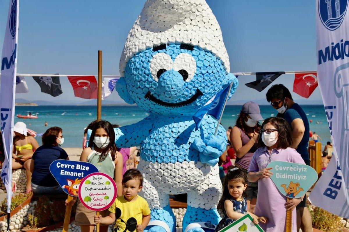 Didim Belediyesi'nin plastik şişelerden Şirinler heykeli