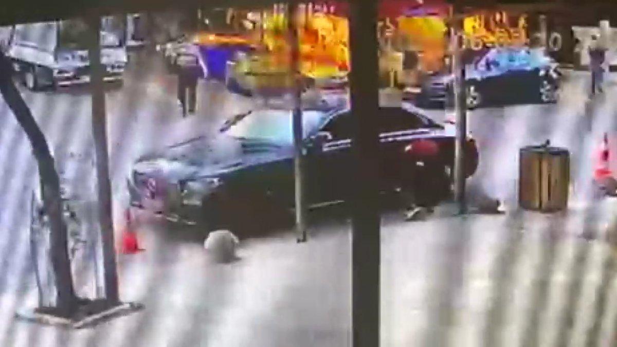 İzmir'de park halindeki aracın lastiklerini bıçakla patlattı