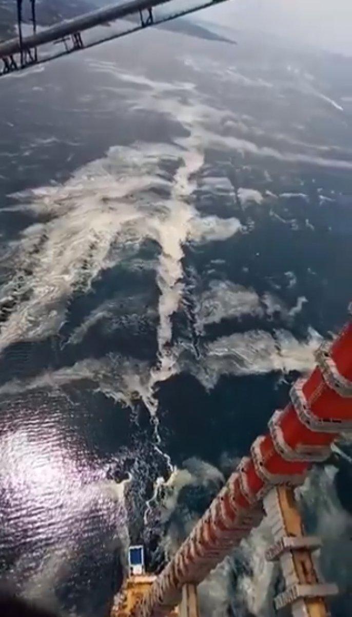 Marmara Denizi'ndeki müsilaj, Çanakkale 1915 Köprüsü'nden görüntülendi