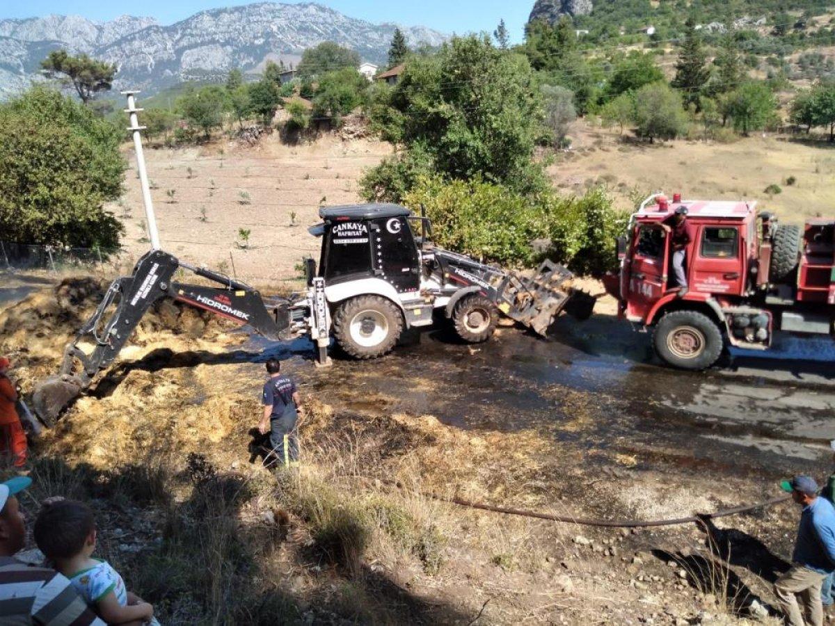Antalya'da seyir halindeki kamyonda yangın çıktı