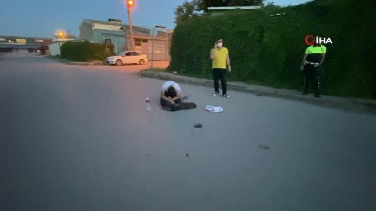 Bursa'da aracın çarptığı köpeğinin başında gözyaşı döktü