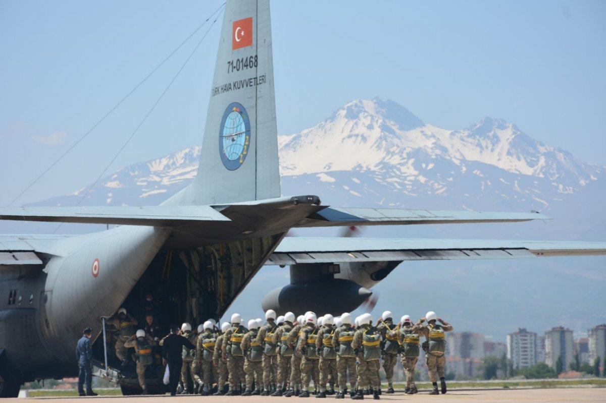Komandolar paraşütle atladı: Milli Savunma Bakanlığı yayınladı