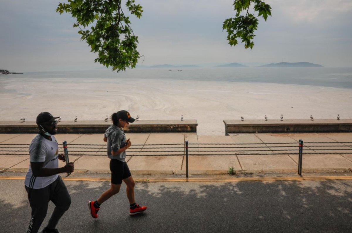 Kadıköy Kurbağlıdere deniz salyasıyla kaplandı