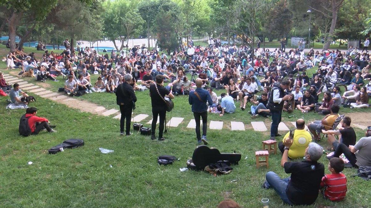 Maçka Parkı'nda sosyal mesafeyi unutturan konser
