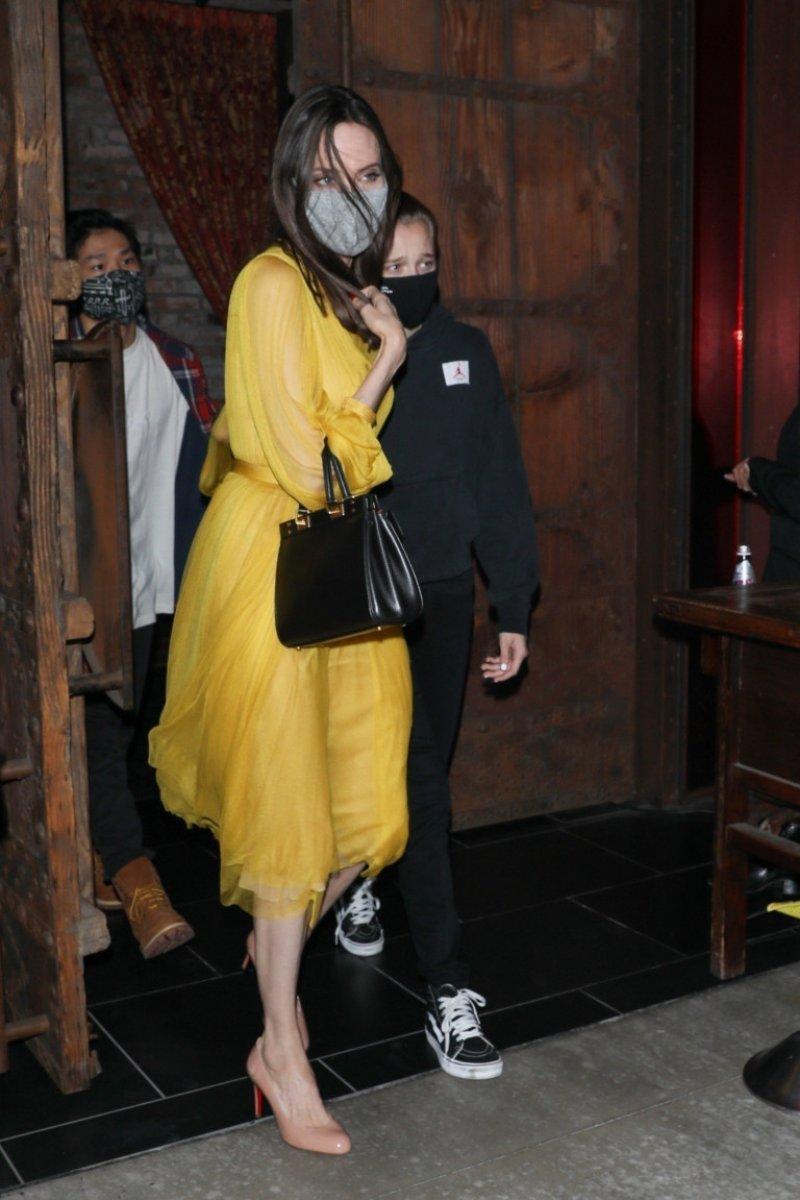 Angelina Jolie renklendi