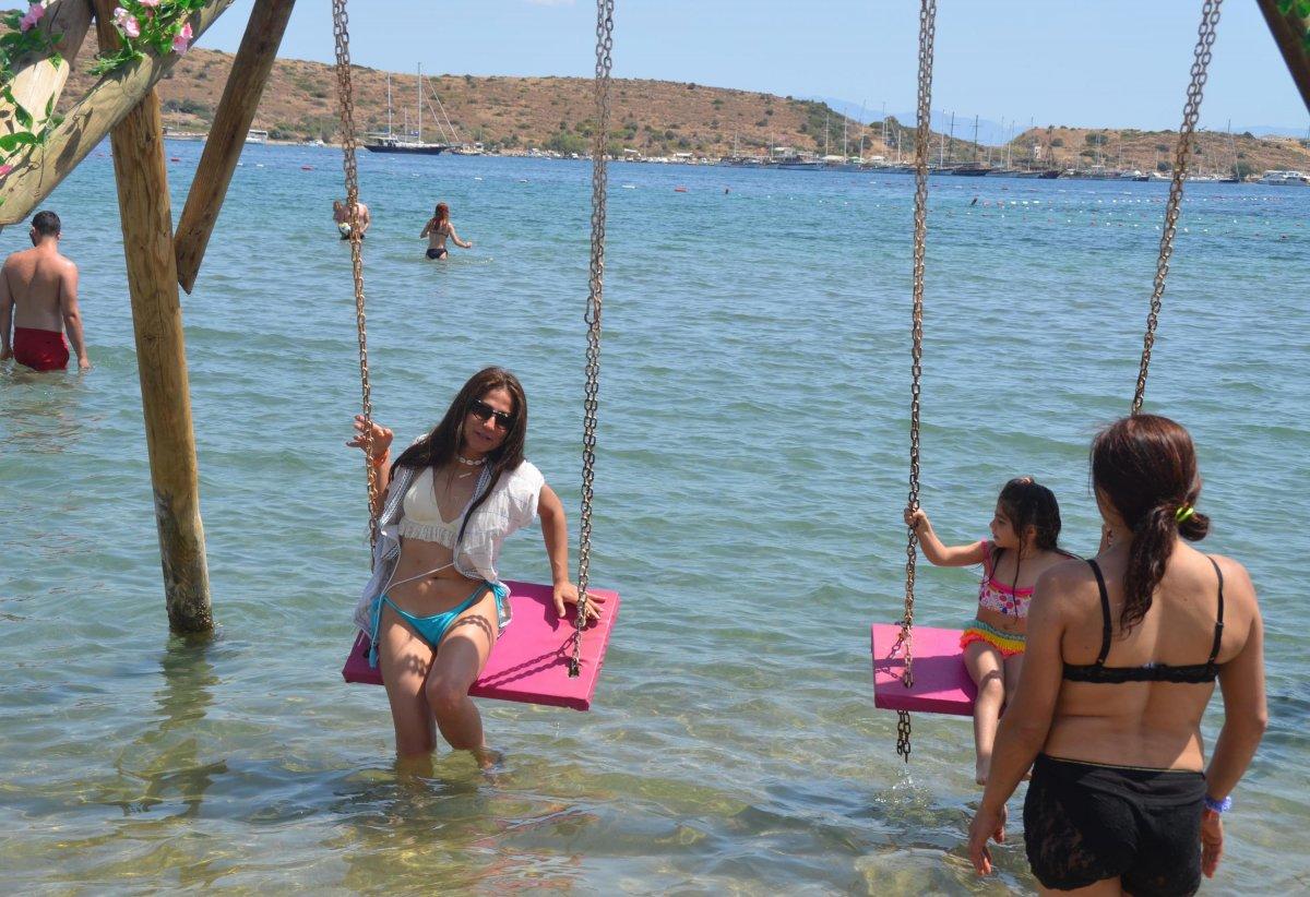 Bodrum'da sıcaklık 30 dereceye çıktı, sahiller doldu