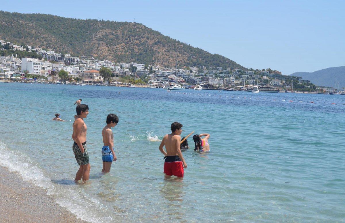 Bodrum'da sıcaklık 30 dereceye çıktı, sahiller doldu