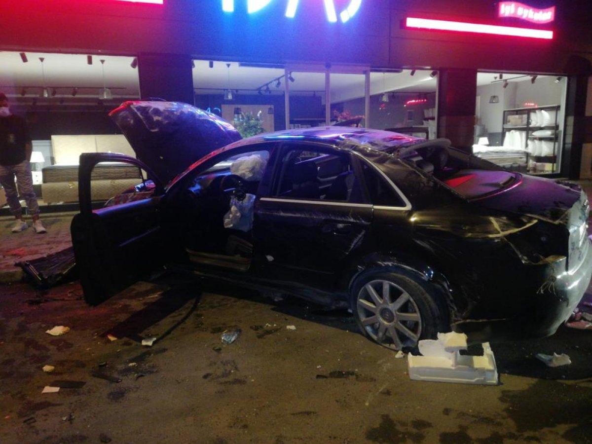 İzmir'de çöp konteynerlerine çarpan araç takla attı