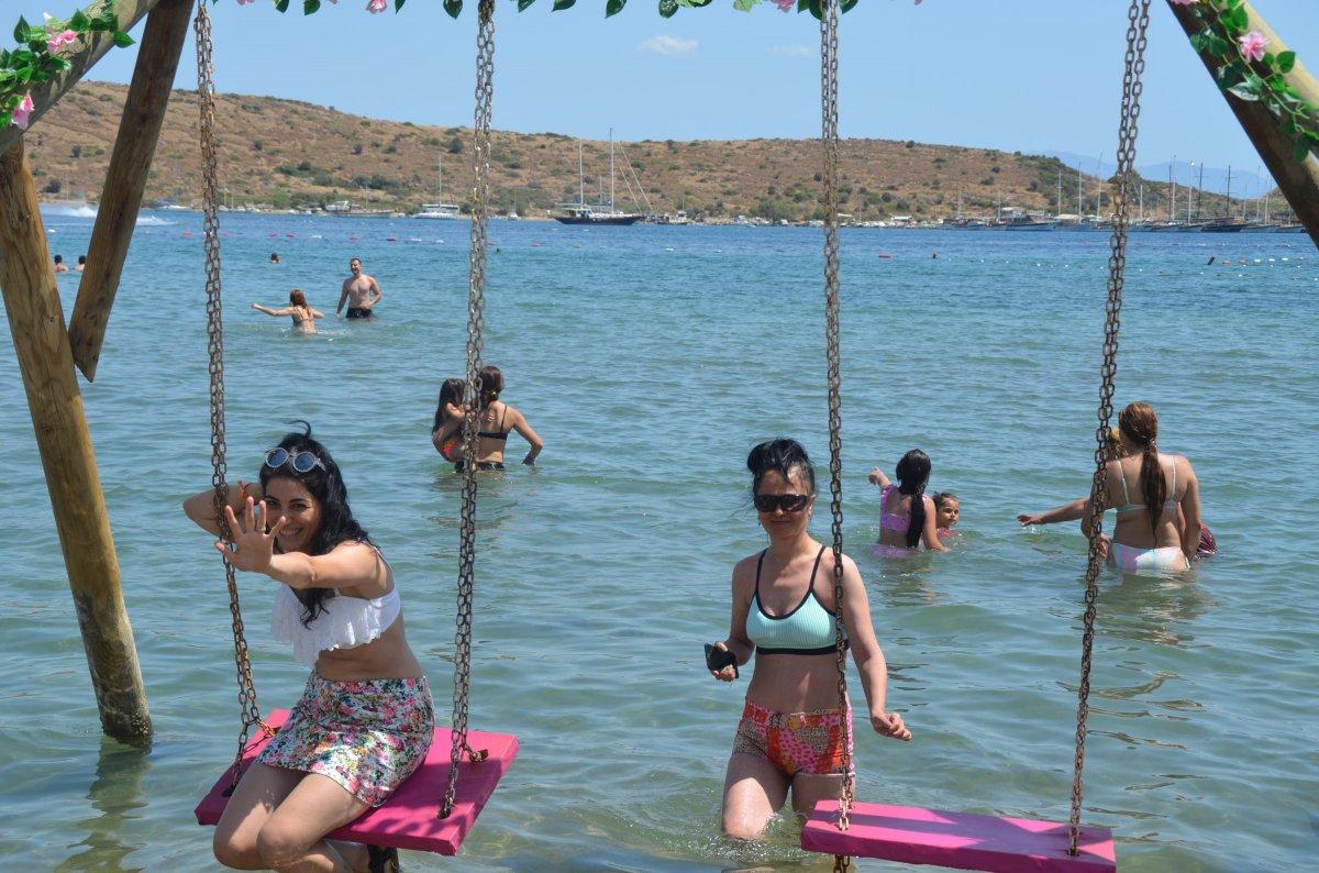 Bodrum'da sıcaklık 30 dereceye çıktı, sahiller doldu