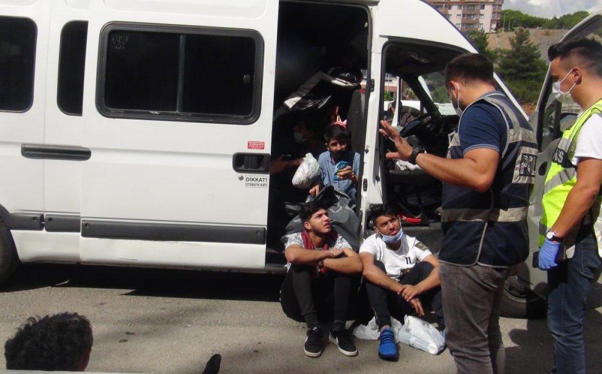 Muğla'da kaçan minibüsten 35 sığınmacı çıktı