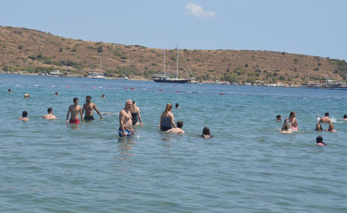 Bodrum'da sıcaklık 30 dereceye çıktı, sahiller doldu