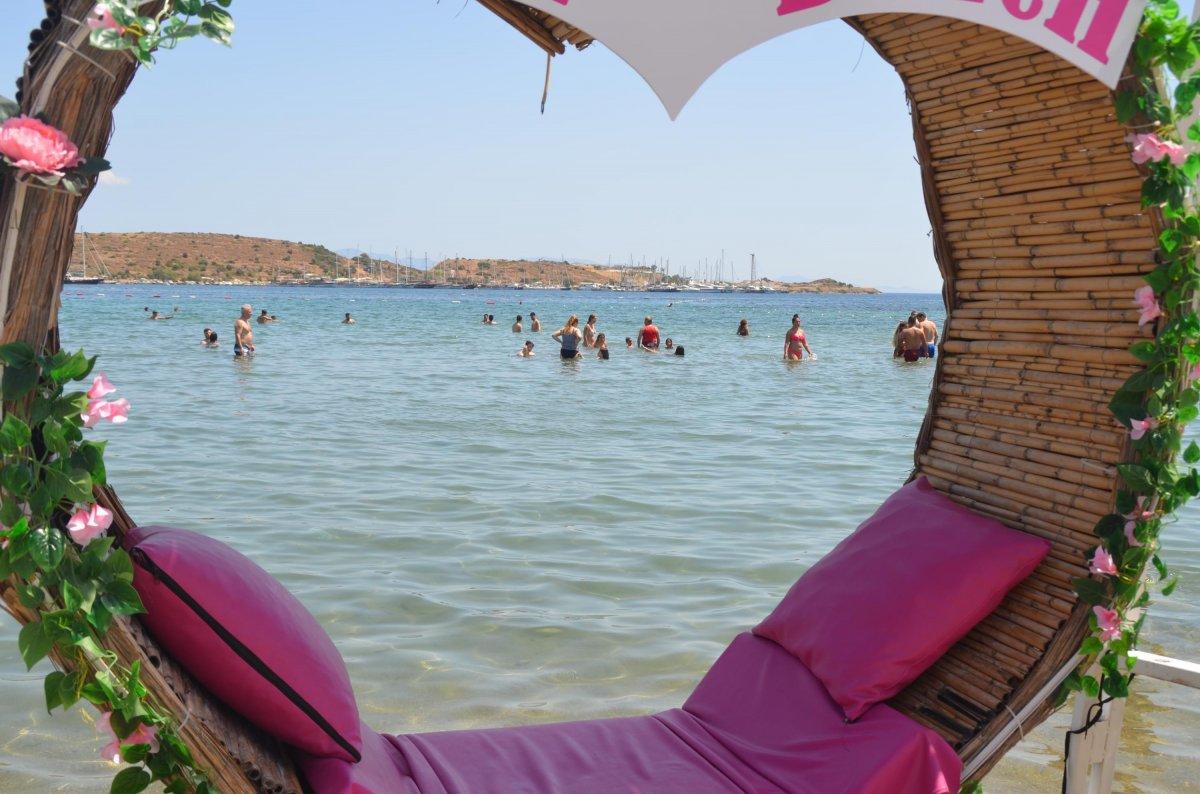 Bodrum'da sıcaklık 30 dereceye çıktı, sahiller doldu