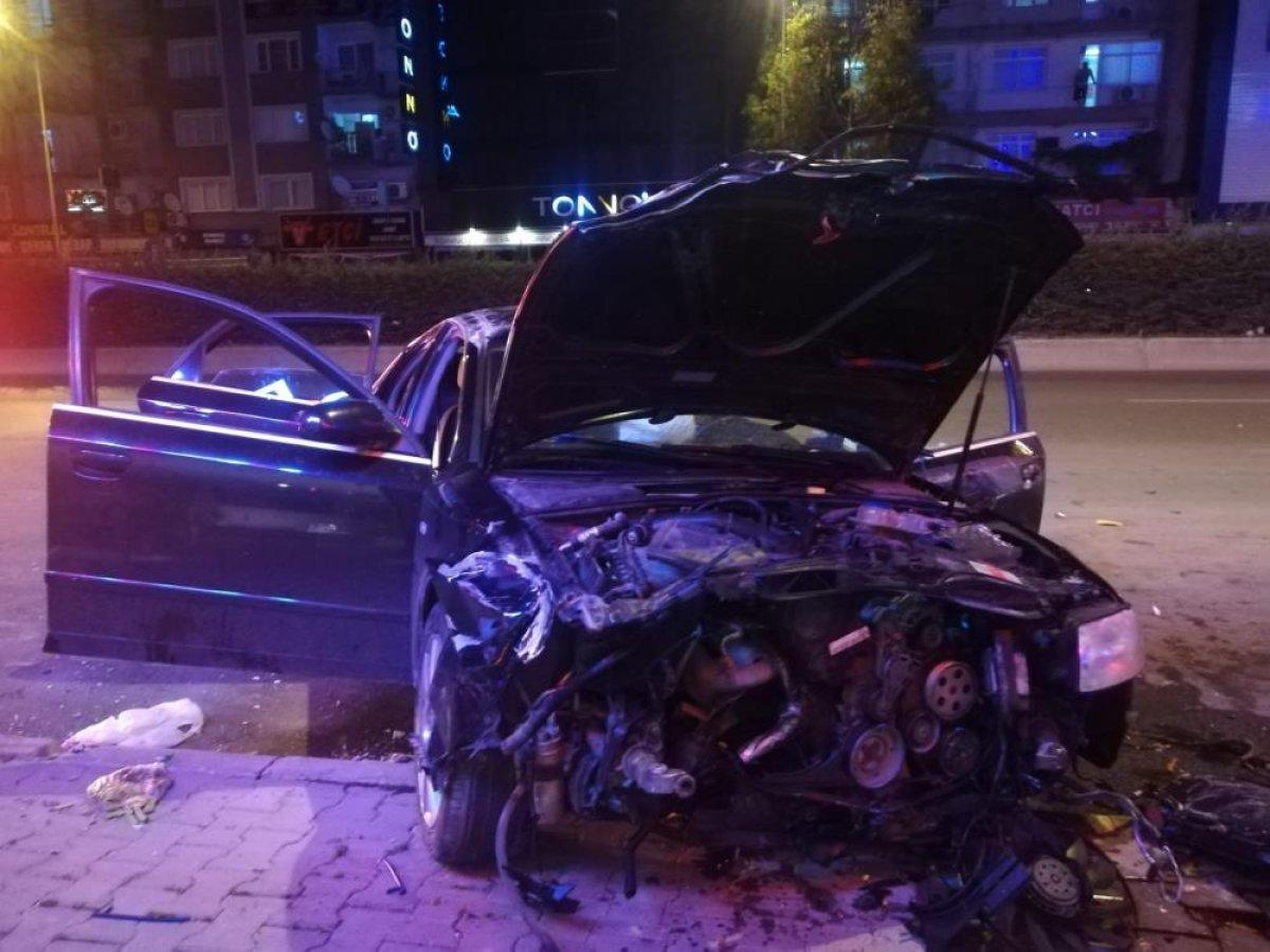 İzmir'de çöp konteynerlerine çarpan araç takla attı