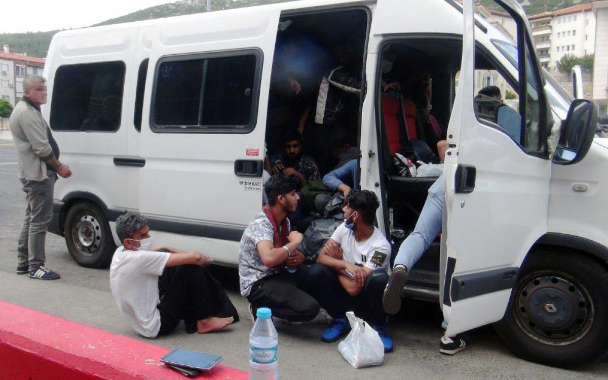 Muğla'da kaçan minibüsten 35 sığınmacı çıktı