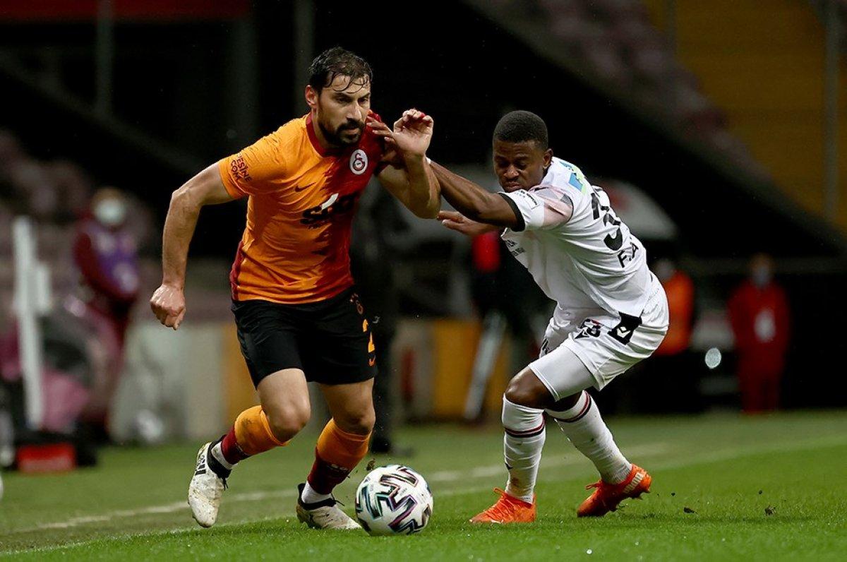 Şener Özbayraklı, Başakşehir'le görüşüyor