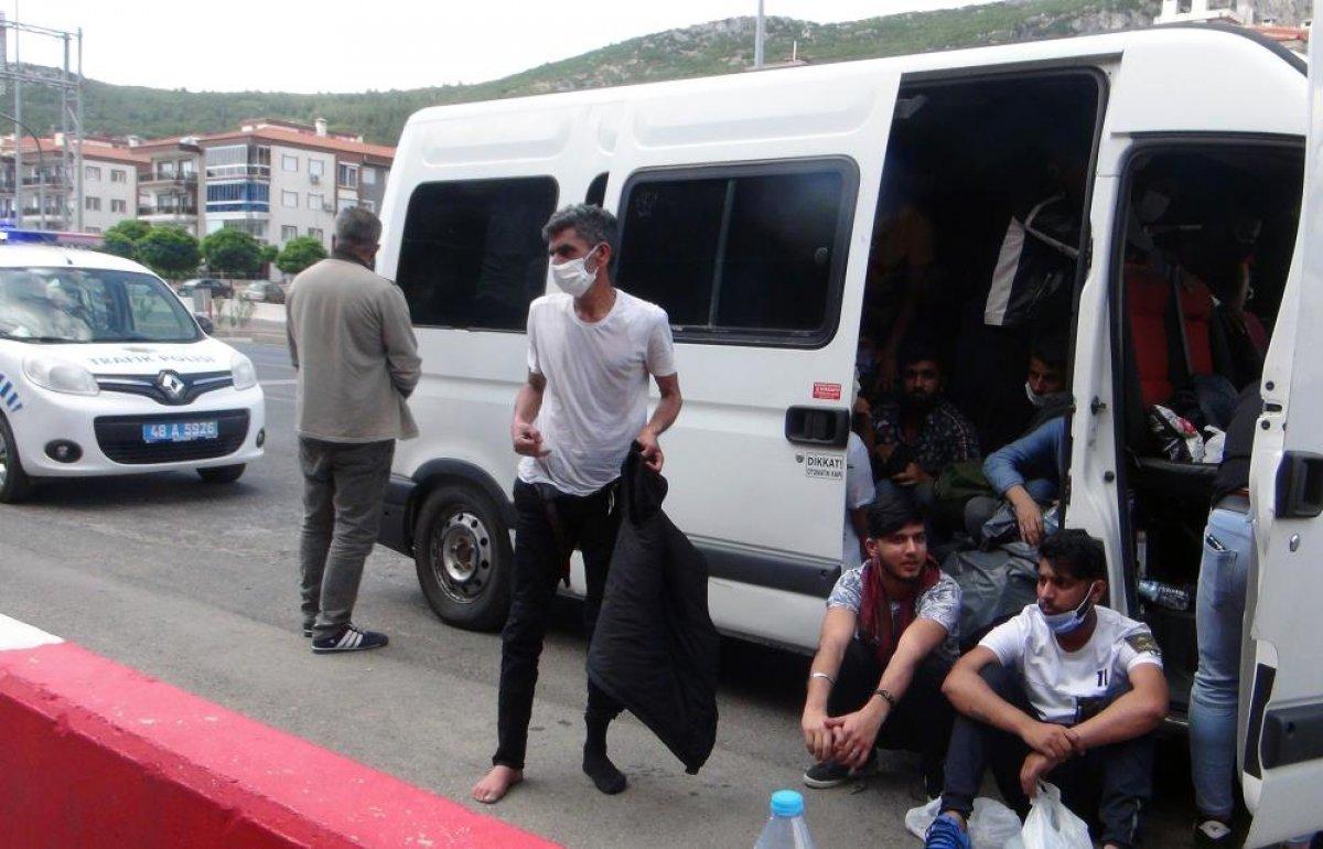 Muğla'da kaçan minibüsten 35 sığınmacı çıktı
