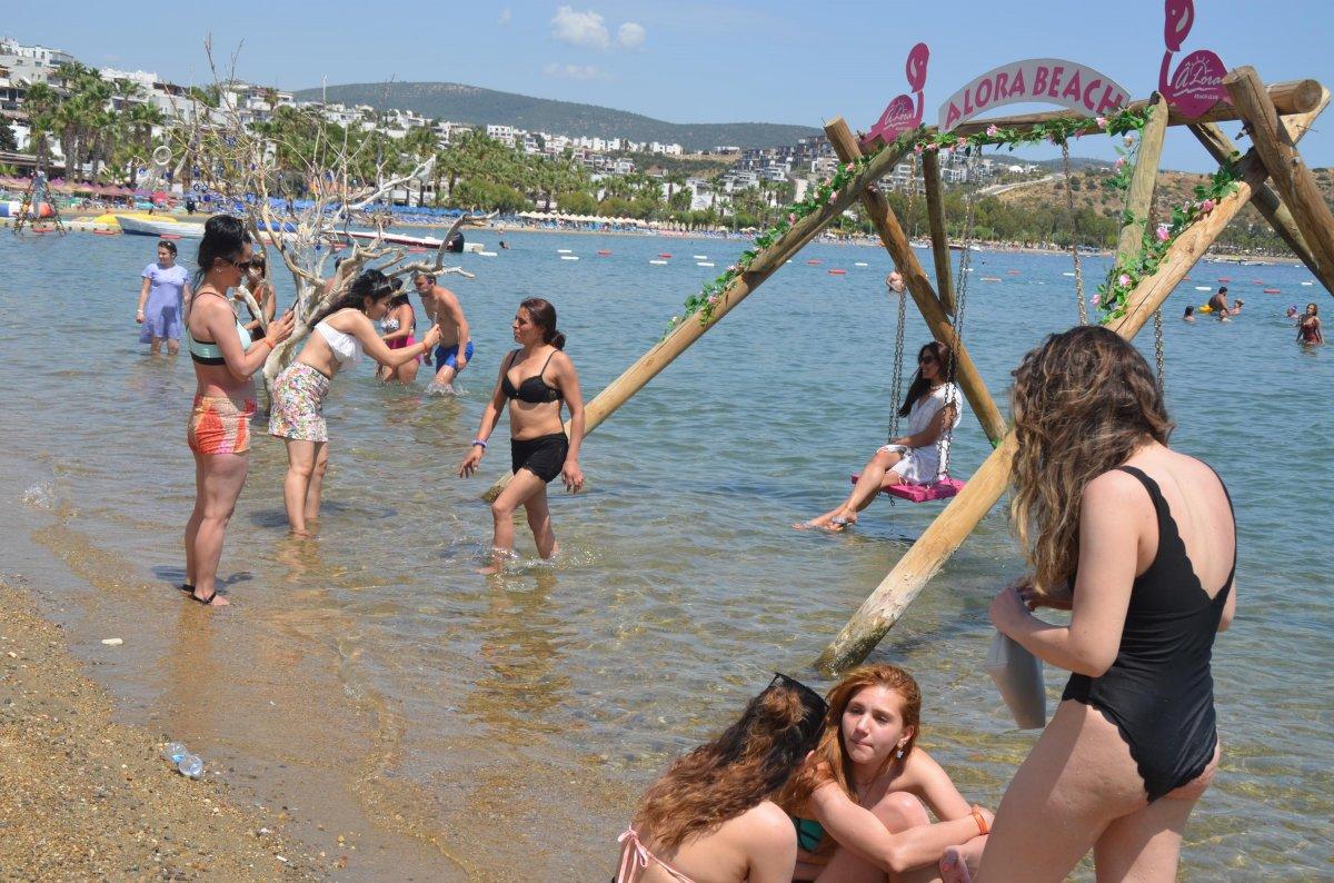 Bodrum'da sıcaklık 30 dereceye çıktı, sahiller doldu