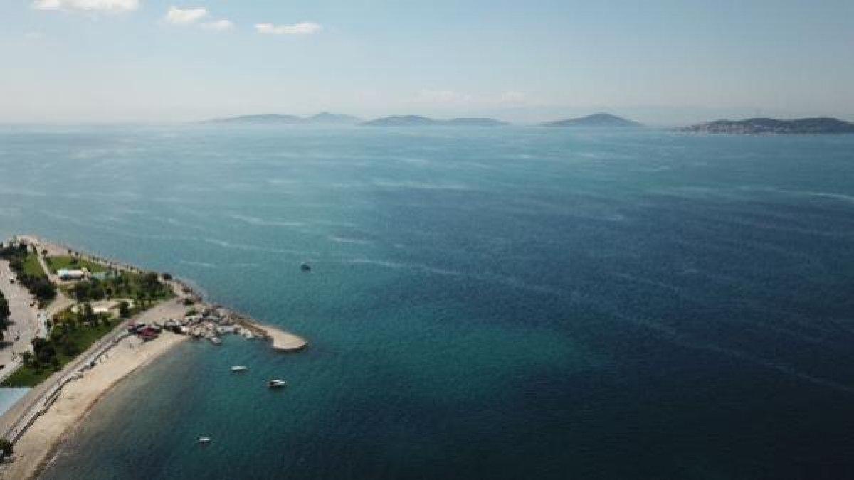 Caddebostan sahilinde yapılan müsilaj temizliği havadan görüntülendi