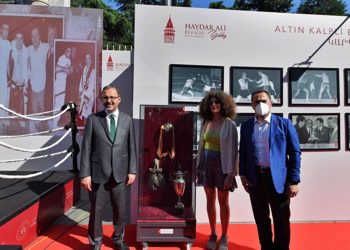 Mehmet Muharrem Kasapoğlu, başkonsoloslarla 'Altın kalpli eldiven' sergisini gezdi