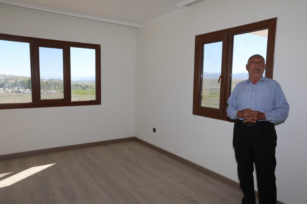 Van’da depremzedeler tamamlanan konutları inceledi