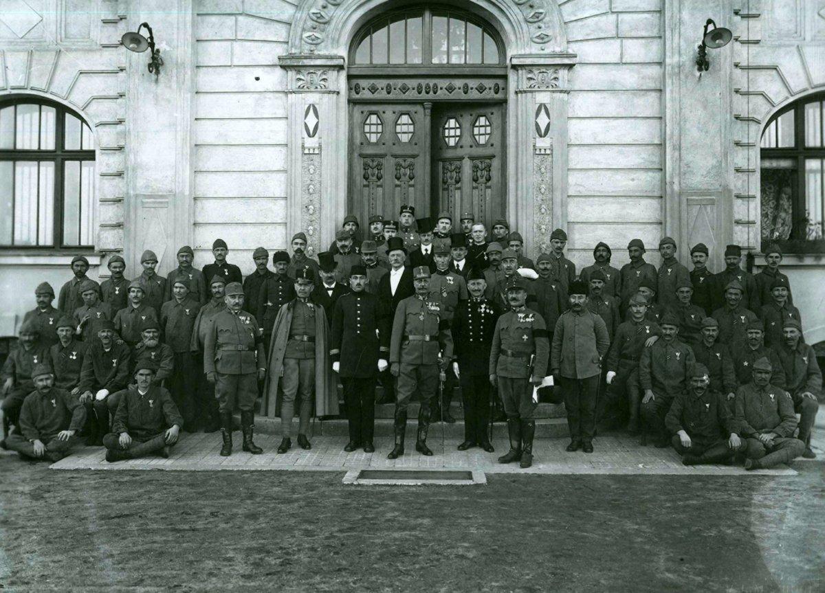 Galiçya'daki Türk askerlerinin namaz kılarken çekilen fotoğrafları